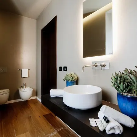 Ama 18 - The House Of Travelers- Guest house Como