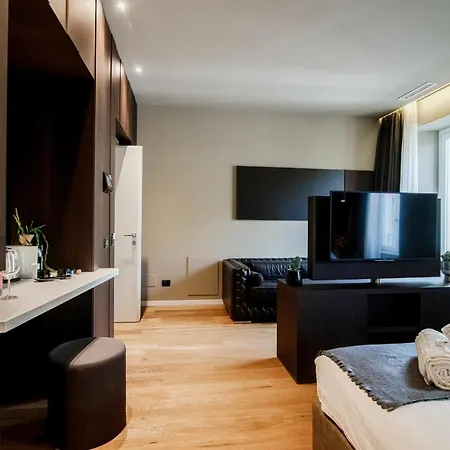 Ama 18 - The House Of Travelers- Como